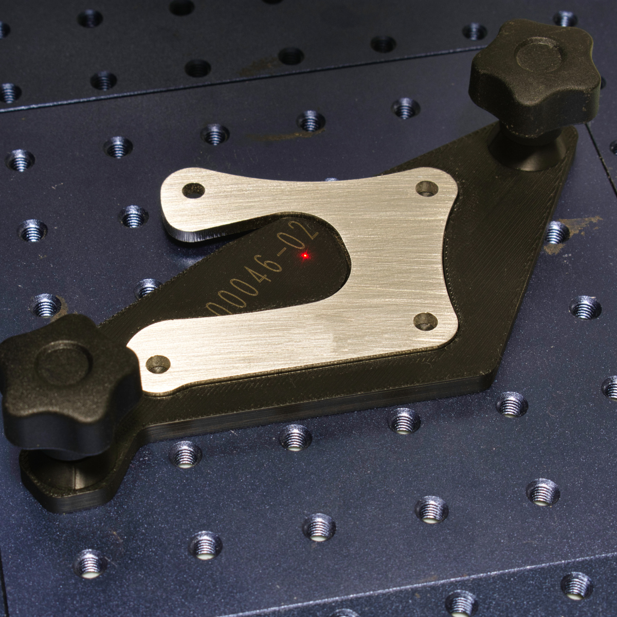 Grawer laserowy na stali nierdzewnej – przygotowanie do znakowania