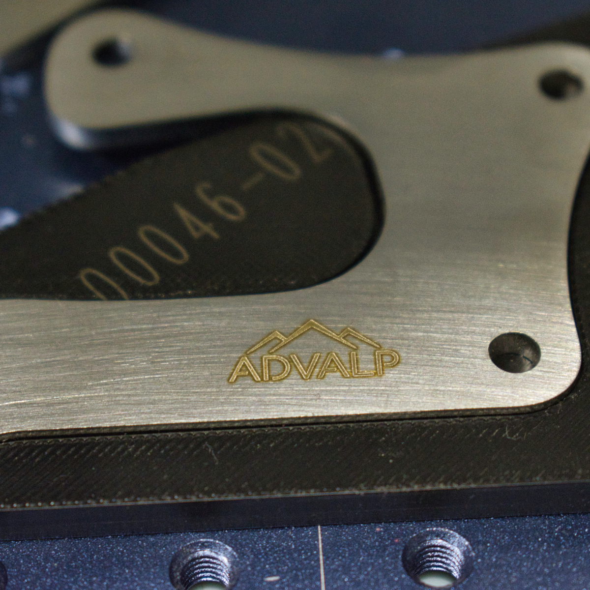 Zbliżenie na precyzyjny grawer techniczny na stali