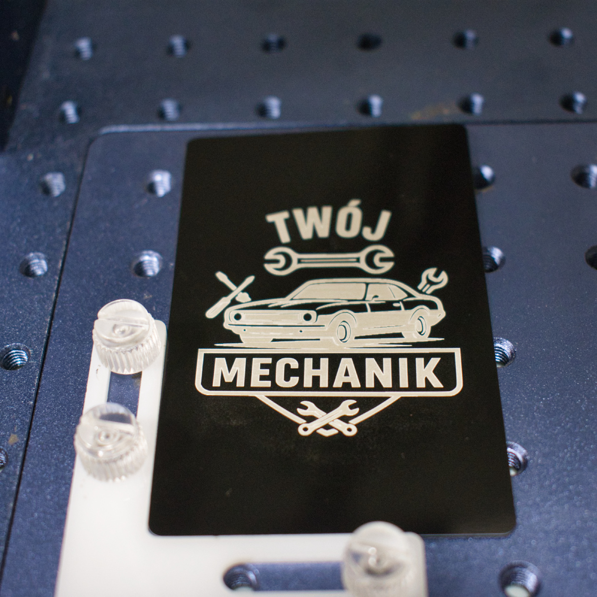 Metalowa wizytówka wykonana na anodowanej blaszce aluminiowej